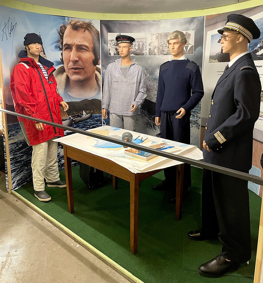 Quatre marins nivernais, à l'accueil de l'Exposition 400 ans de la Marine en Nivernais