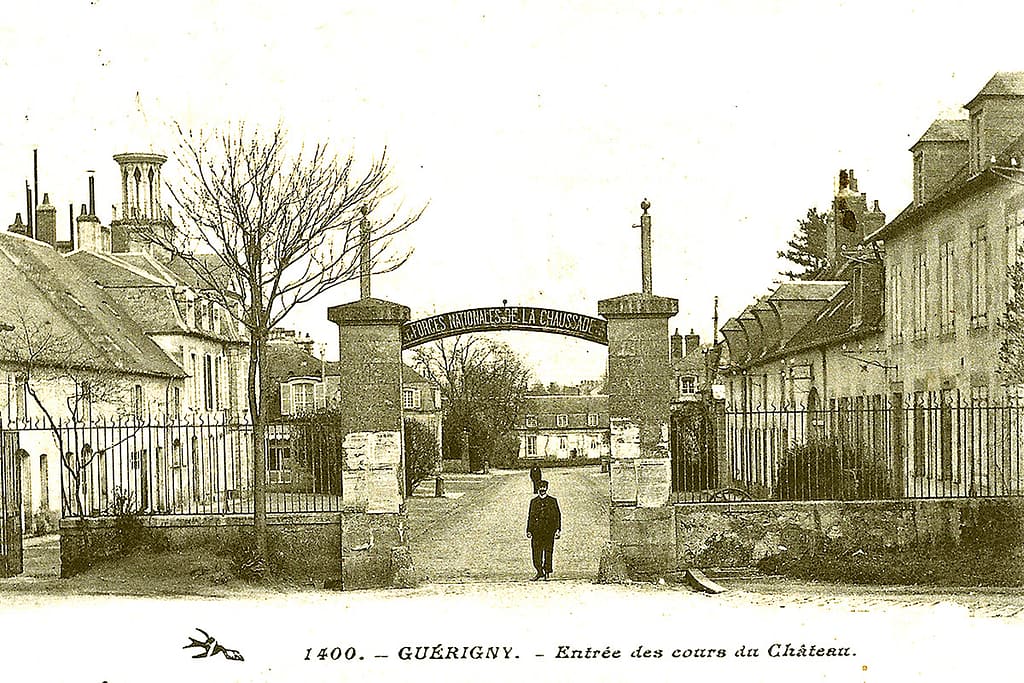 La porte des Abbés du château de La Chaussade avec un garde consigne en faction
