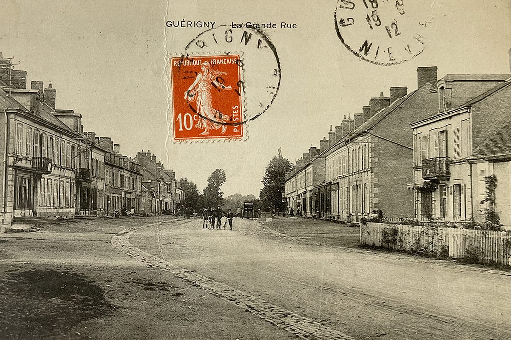 Guérigny : Le bureau de poste à l’angle de la grande rue et de la rue des Abbés (carte postale 1900)