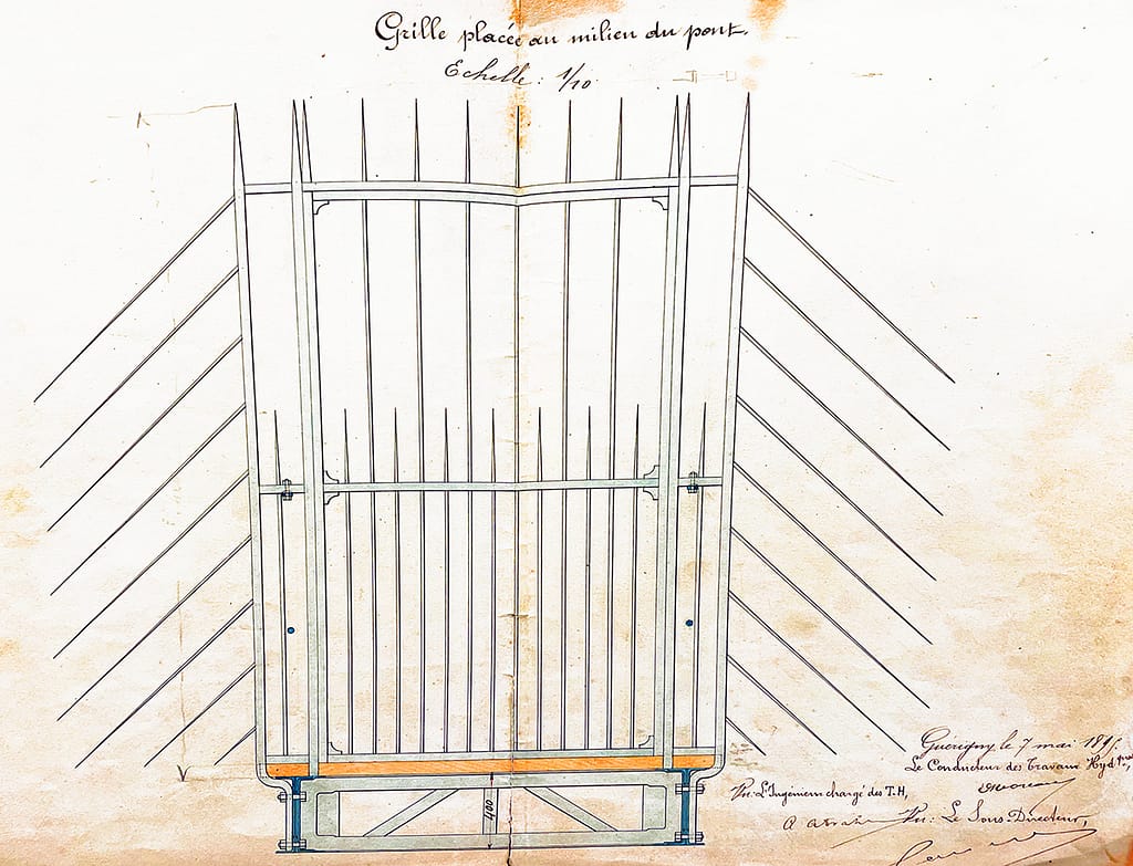 Dessin d’une grille placée au milieu d’un pont en 1895