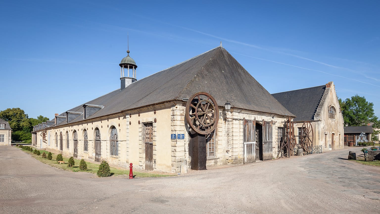 Bâtiment à clocheton. Guérigny (Nièvre)