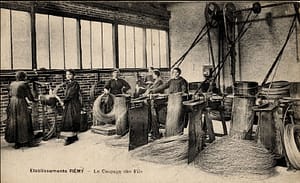 Les ouvrières dans l’industrie métallurgique nivernaise (1916-1918). Carte postale ancienne (CPA), Établissements Rémy, Le coupage des fils.